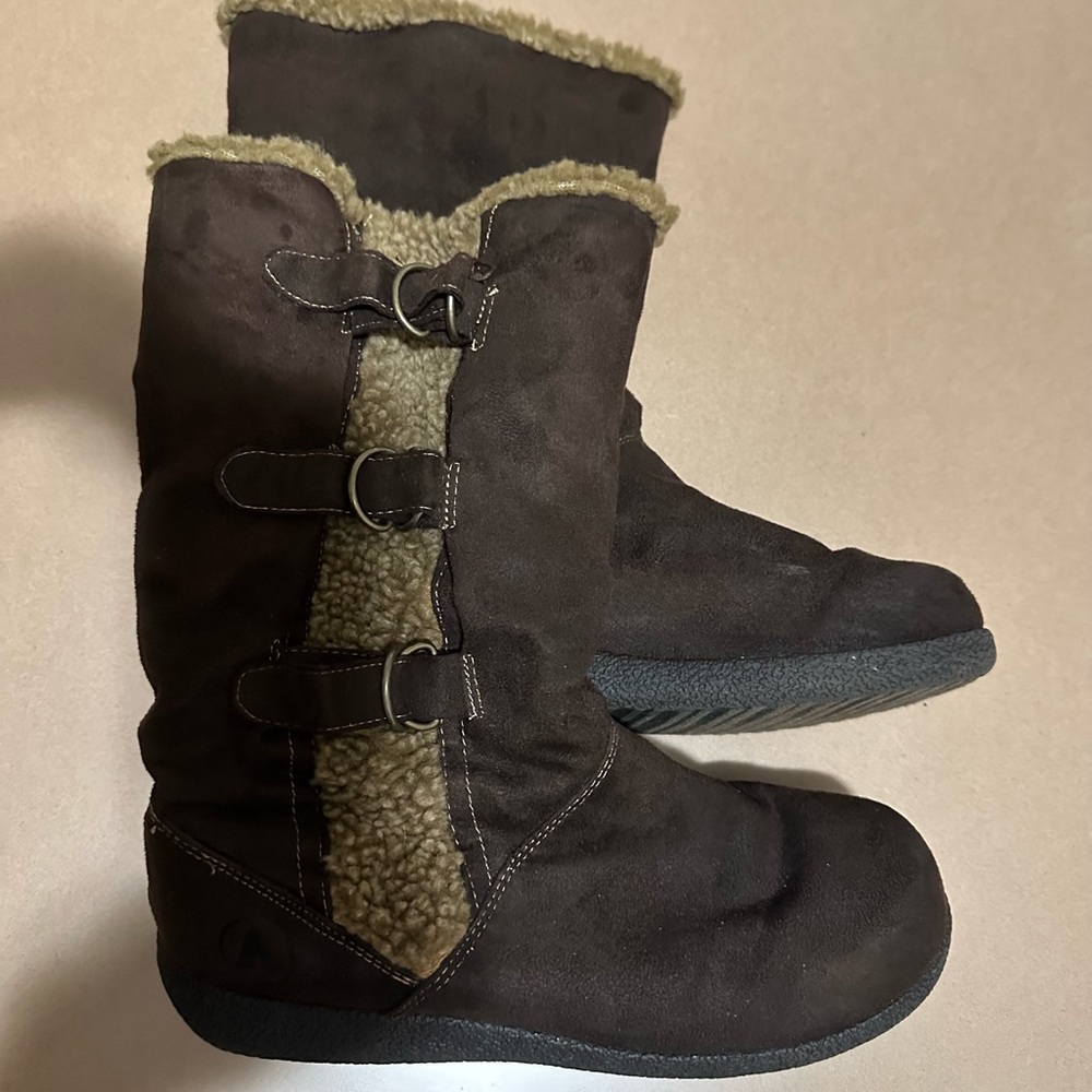 Brown Airwalk boots with fur and buckles